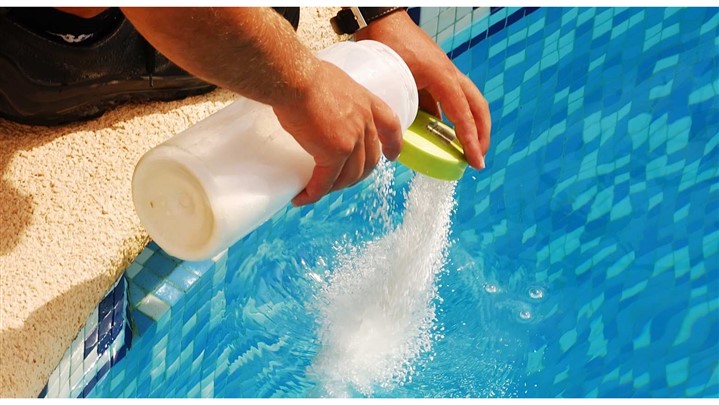 چگونه آب استخر را ضد عفونی و تمیز کنیم؟ چگونه آب استخر را ضد عفونی و تمیز کنیم؟