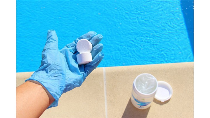 چگونه آب استخر را ضد عفونی و تمیز کنیم؟ چگونه آب استخر را ضد عفونی و تمیز کنیم؟