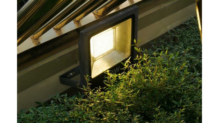 نکات مهم خرید پروژکتور ال ای دی برای سالن‌های ورزشی