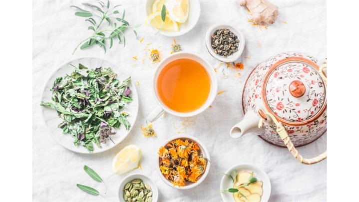 معرفی انواع عرقیات گیاهی برای لاغری