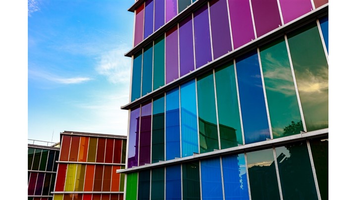 شیشه رنگی، انتخابی خلاقانه و مدرن برای فضای شما