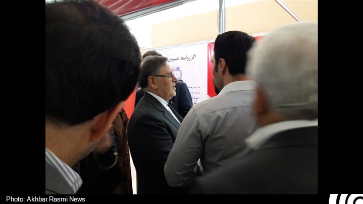 بازدید رییس کل بانک مرکزی از غرفه اخبار رسمی