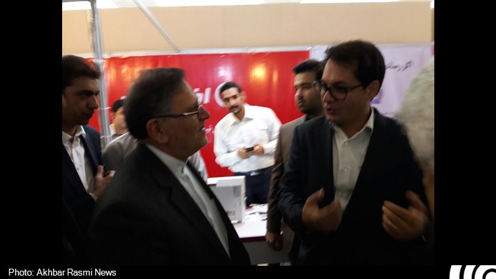 بازدید رییس کل بانک مرکزی از غرفه اخبار رسمی