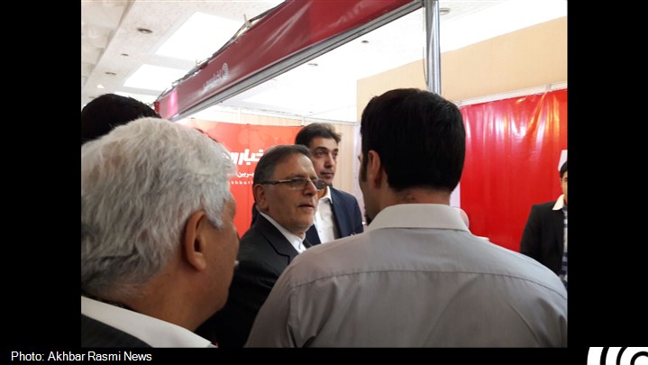 بازدید رییس کل بانک مرکزی از غرفه اخبار رسمی