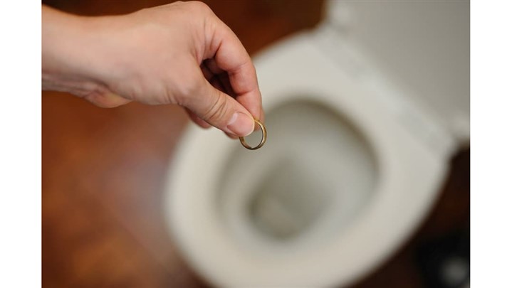 افتادن انگشتر طلا در چاه توالت؛ روش درآوردن طلا از دستشویی