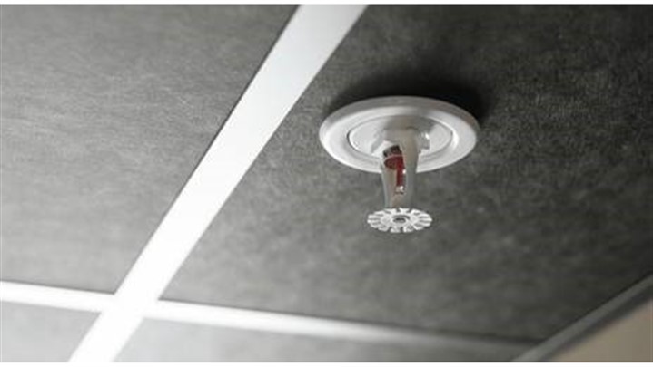 کدام اسپرینکلر مناسب‌تر است؟ مقایسه جامع اسپرینکلرهای بالازن و پایین‌زن