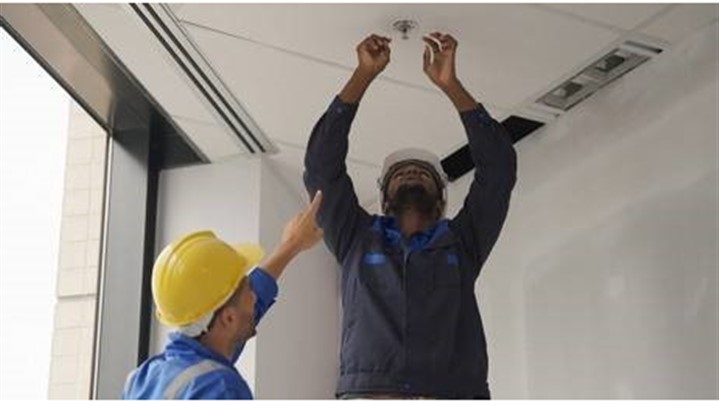 کدام اسپرینکلر مناسب‌تر است؟ مقایسه جامع اسپرینکلرهای بالازن و پایین‌زن