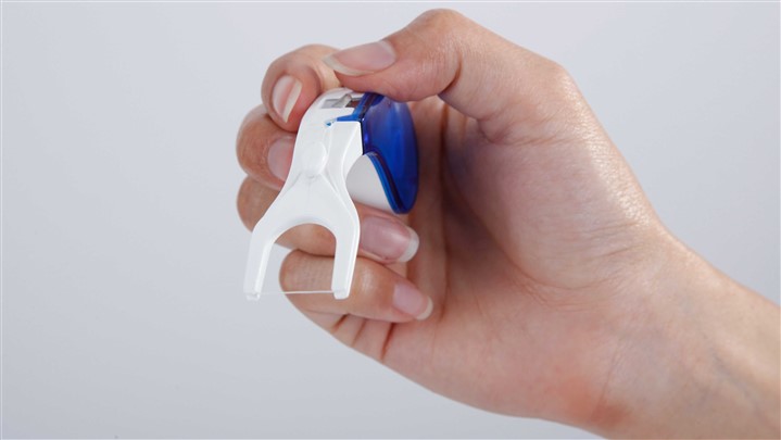 روش استفاده از نخ دندان دستهدار مینا ویسل روش استفاده از نخ دندان دستهدار مینا ویسل