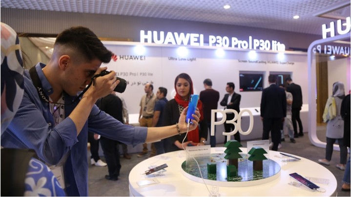 از گوشی‌های جدید سری P    Huaweiبا حضور اهالی رسانه رونمایی شد