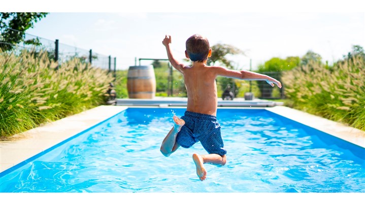 چگونه آب استخر را ضد عفونی و تمیز کنیم؟ چگونه آب استخر را ضد عفونی و تمیز کنیم؟