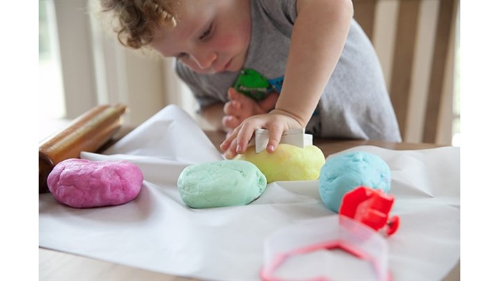 طرز تهیه خمیر بازی خانگی و اسلایم برای کودکان