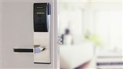 چرا هتل‌ها حتما باید از قفل کارتی استفاده کنند؟