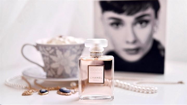 عطر زنانه کوکو مادمازل شنل عطر محبوب سوپراستارها عطر زنانه کوکو مادمازل شنل عطر محبوب سوپراستارها