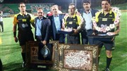 خداحافظی دو کمک داور بعد از سوپرجام فوتبال