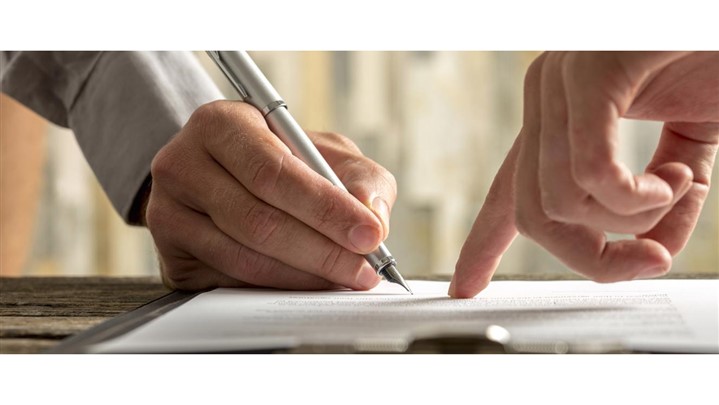 نقش وکیل پایه یک دادگستری در تشخیص و پیگیری بطلان قرارداد