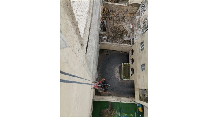 ریزش سنگ به دلیل پیچ و رولپلاک نکردن سنگ نما باعث مرگ یک کودک شد