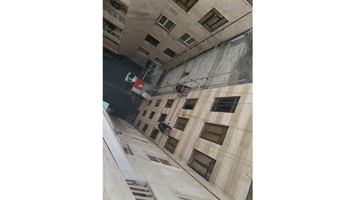 ریزش سنگ به دلیل پیچ و رولپلاک نکردن سنگ نما باعث مرگ یک کودک شد