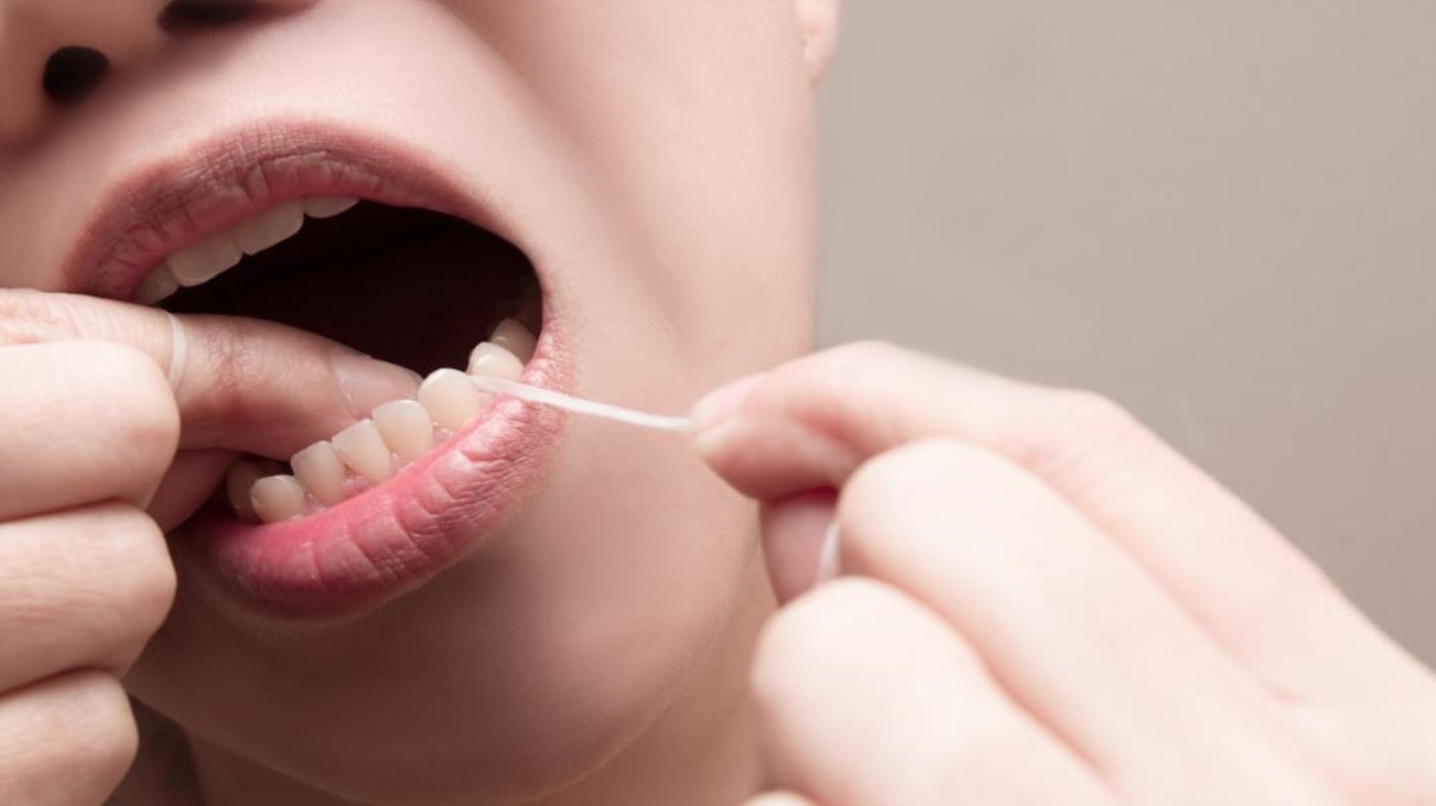 یکی از دلایل خونریزی لثه، استفاده از نخ دندان نامناسب است