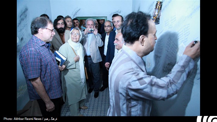 زلف چلیپای شعر فارسی در باغ قصر برگزار شد زلف چلیپای شعر فارسی در باغ قصر برگزار شد