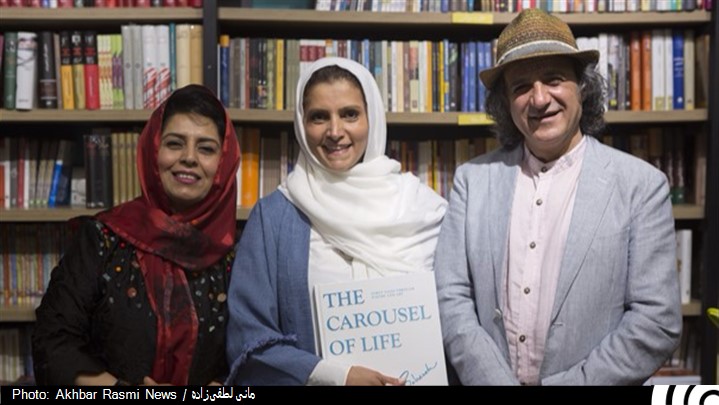 رونمایی از کتاب مجموعه اشعار بهاره عمیدی با عنوان «چرخ و فلک زندگی»  رونمایی از کتاب مجموعه اشعار بهاره عمیدی با عنوان «چرخ و فلک زندگی»