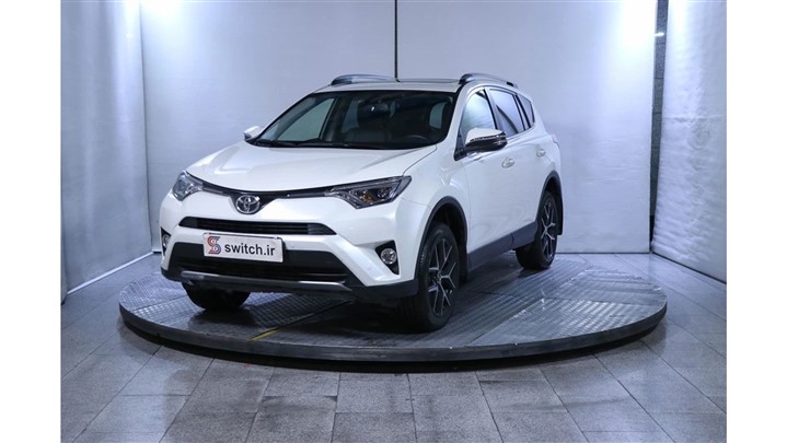 نگاه آماری و تحلیلی پلتفرم سوییچ به تحولات بازار خودروی ایران در سال ۱۴۰۳