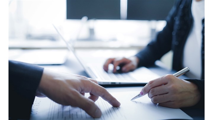 نقش وکیل پایه یک دادگستری در تشخیص و پیگیری بطلان قرارداد